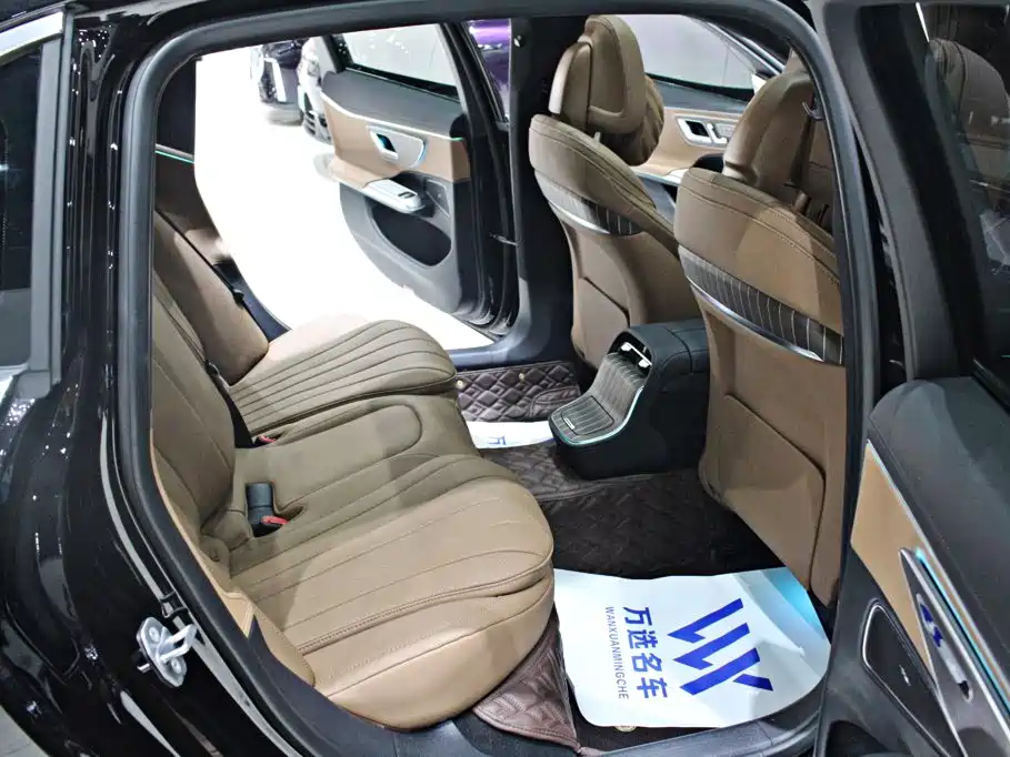 Mercedes-Benz E-Class — миниатюра 11