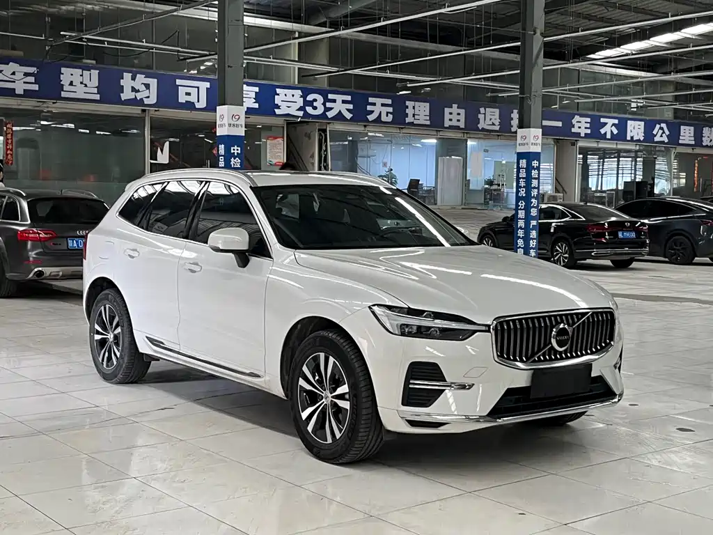 Volvo XC60 2023 B5 Luxury