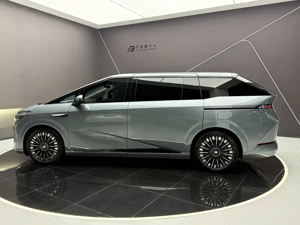 XPeng X9 — миниатюра 2