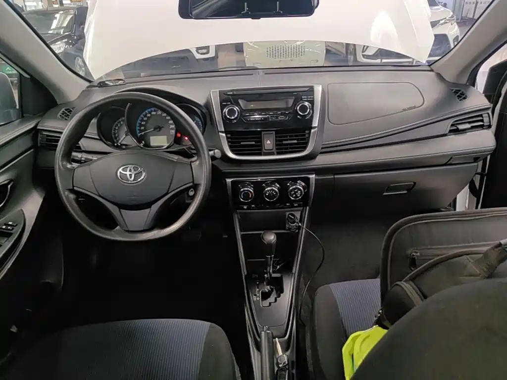 Toyota Yaris L — миниатюра 10