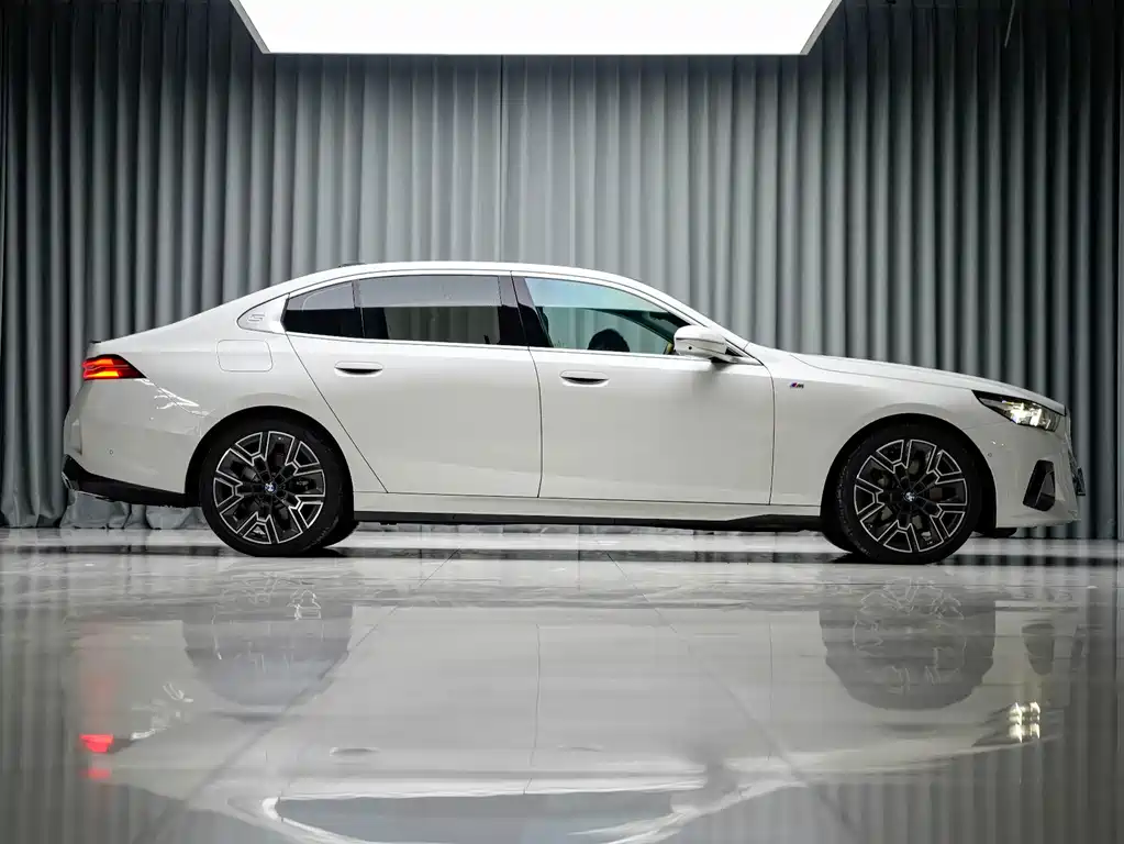 BMW 5 Series — миниатюра 4