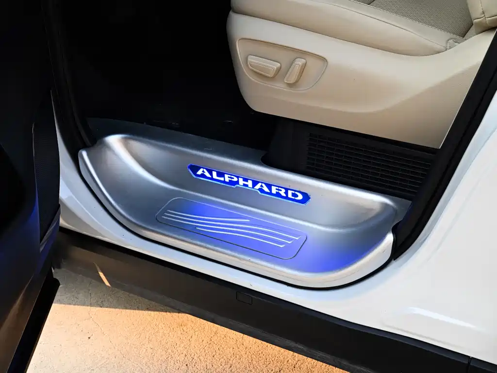 Toyota Alphard — миниатюра 15