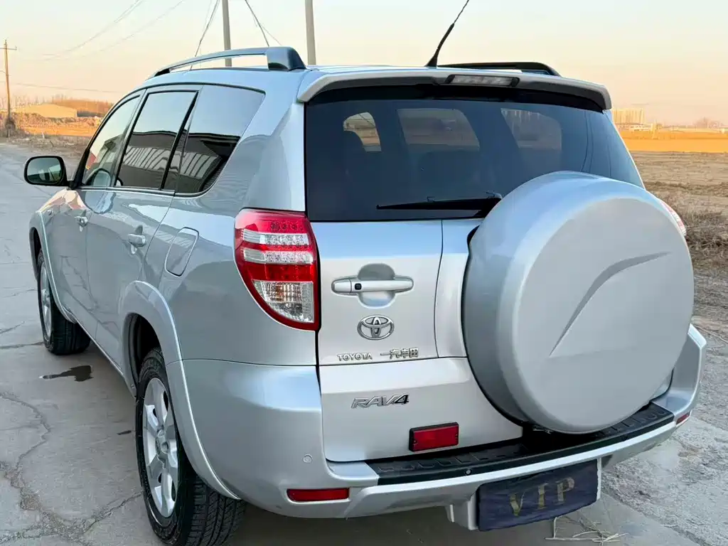 Toyota RAV4 — миниатюра 4