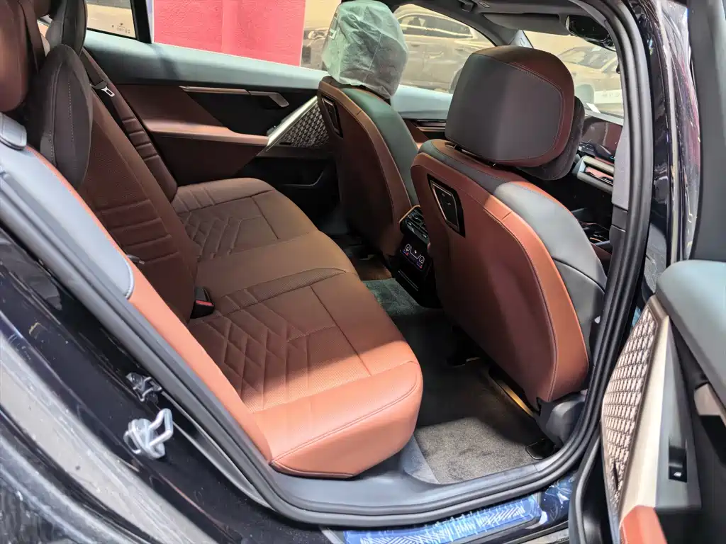 BMW 5 Series — миниатюра 7