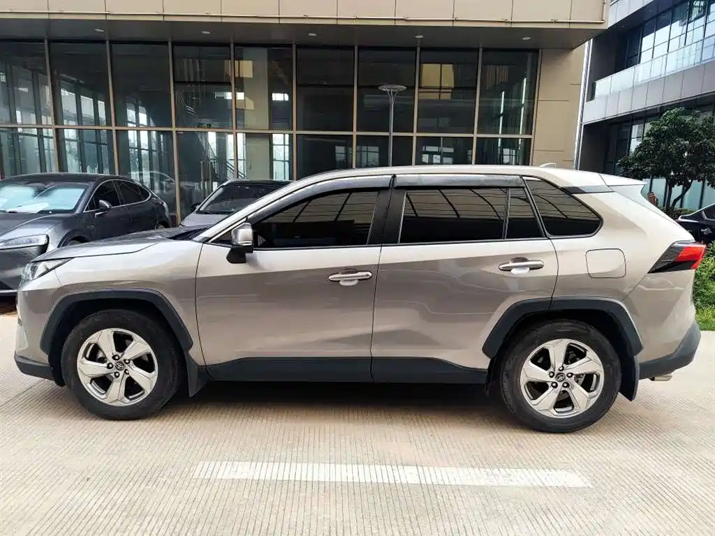 Toyota RAV4 — миниатюра 3