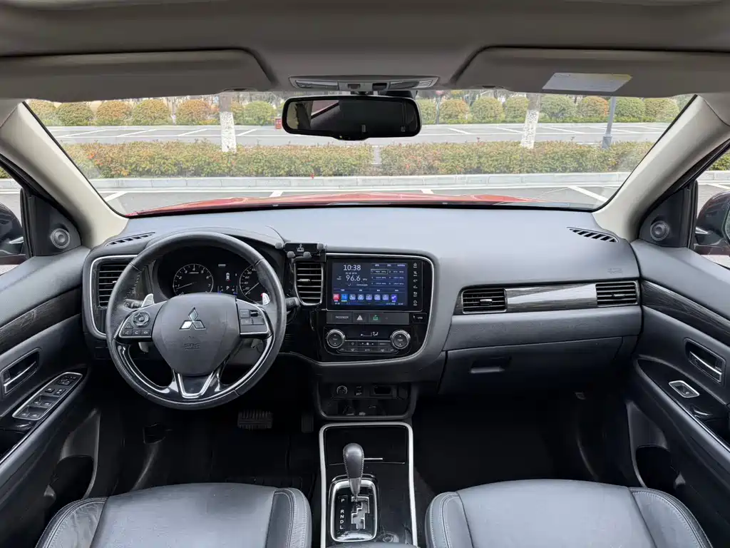 MITSUBISHI OUTLANDER