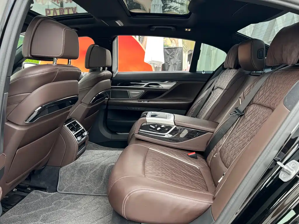 BMW 7 Series — миниатюра 14
