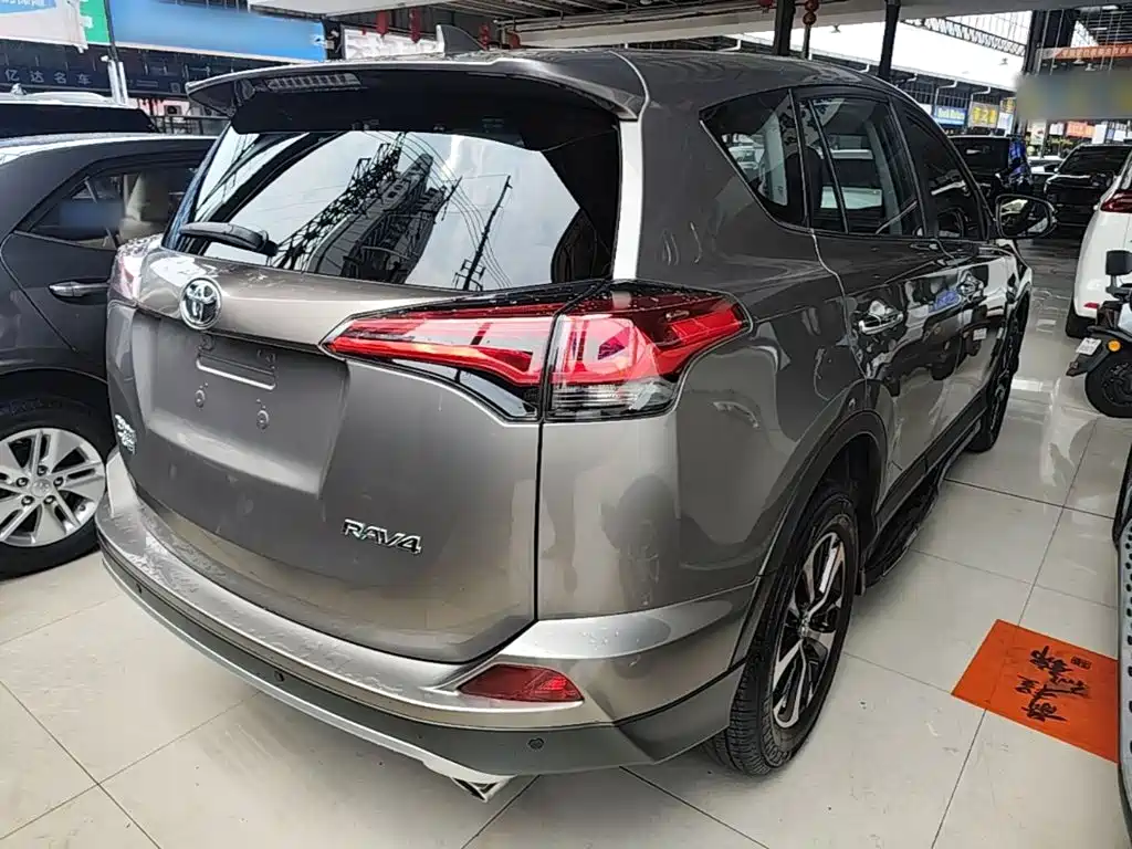 Toyota RAV4 — миниатюра 7