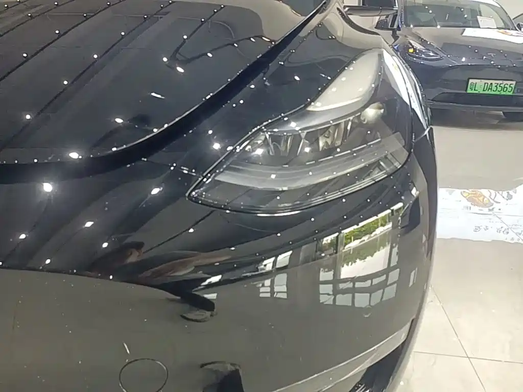 Tesla Model Y — миниатюра 24