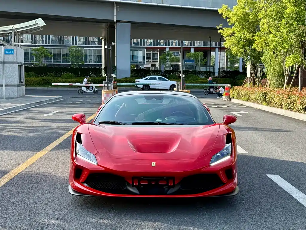 FERRARI F8
