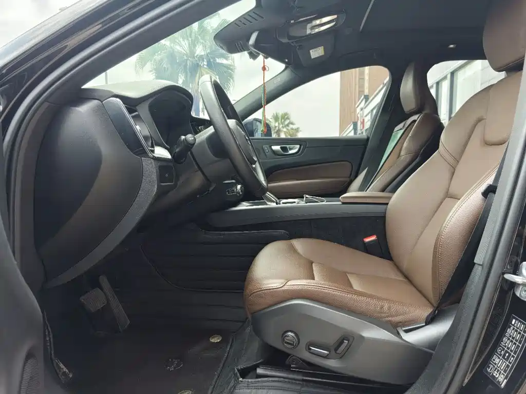 Volvo XC60 2023 B5 Luxury