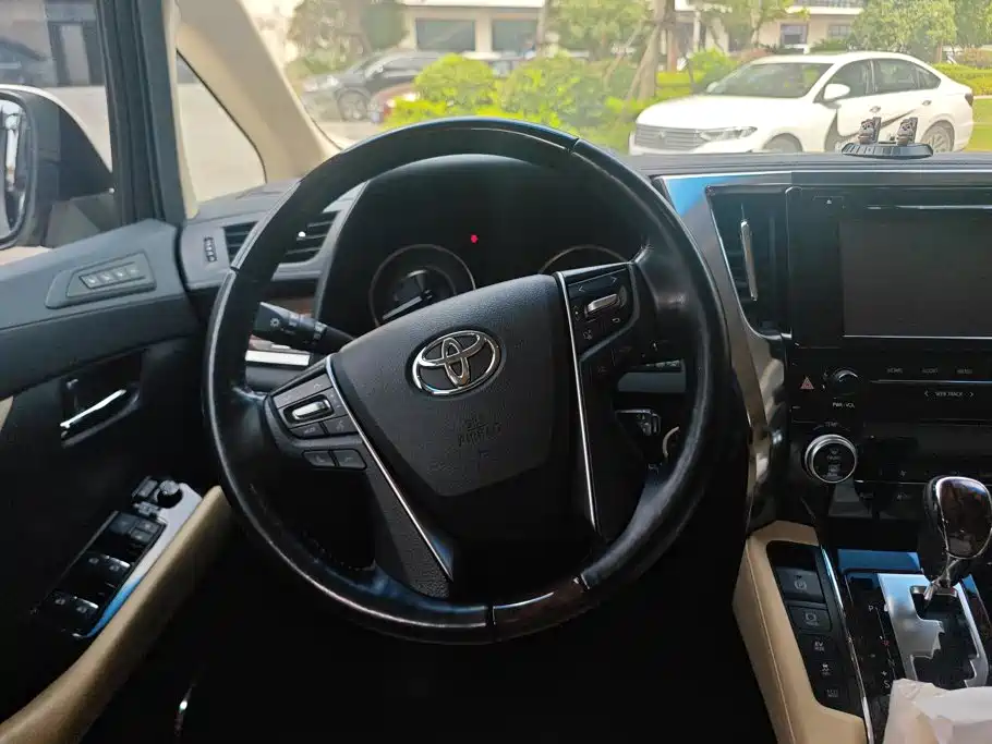 Toyota Alphard — миниатюра 15