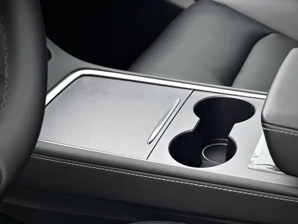 Tesla Model Y — миниатюра 12