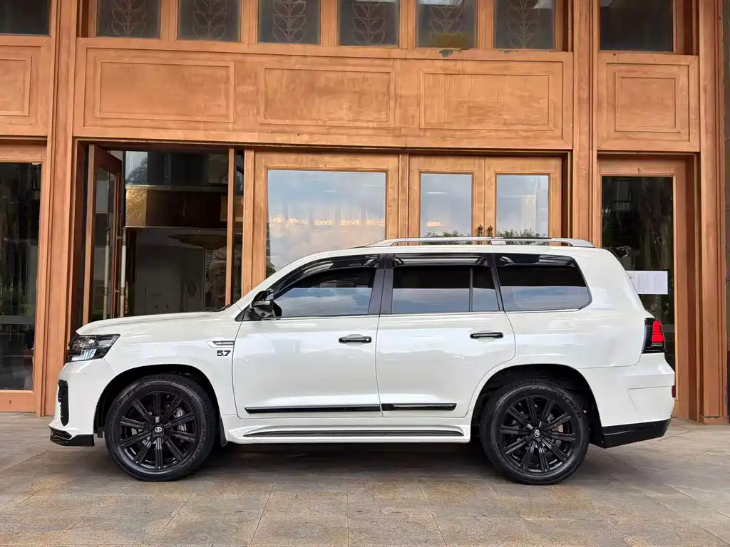 Toyota Land Cruiser 2018 5.7L GX-R