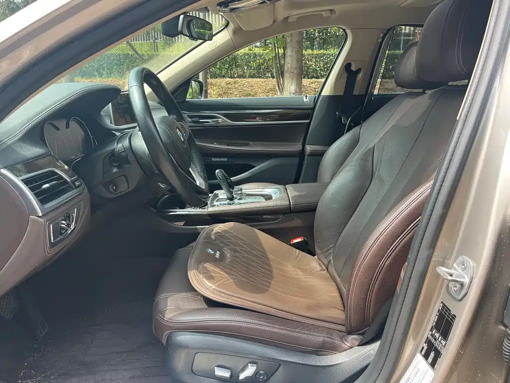 BMW 7 Series — миниатюра 8