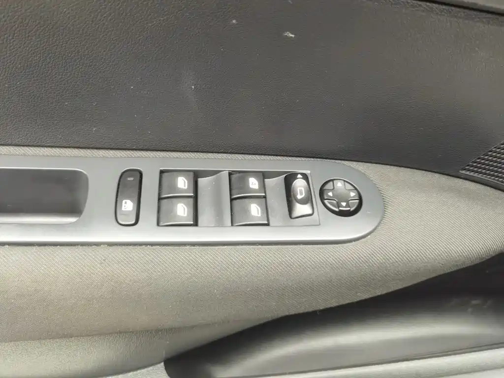 Peugeot 308 — миниатюра 9