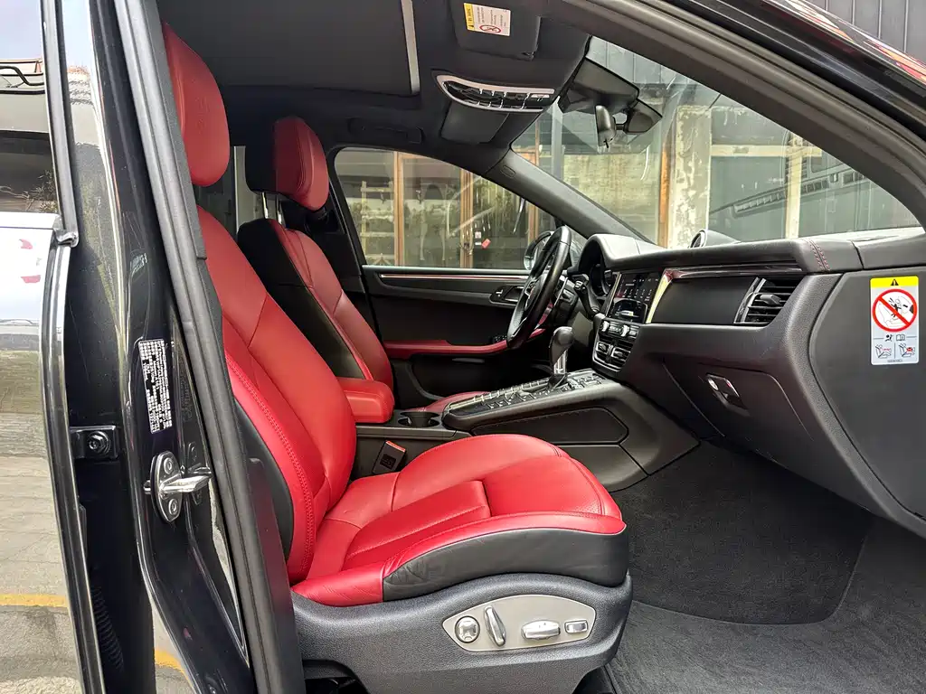 PORSCHE MACAN