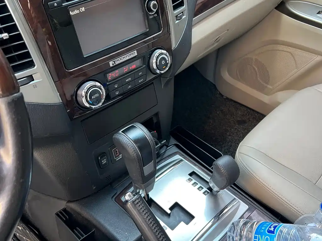 Mitsubishi Pajero (Import) — миниатюра 12