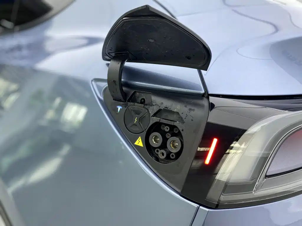 Tesla Model Y — миниатюра 7