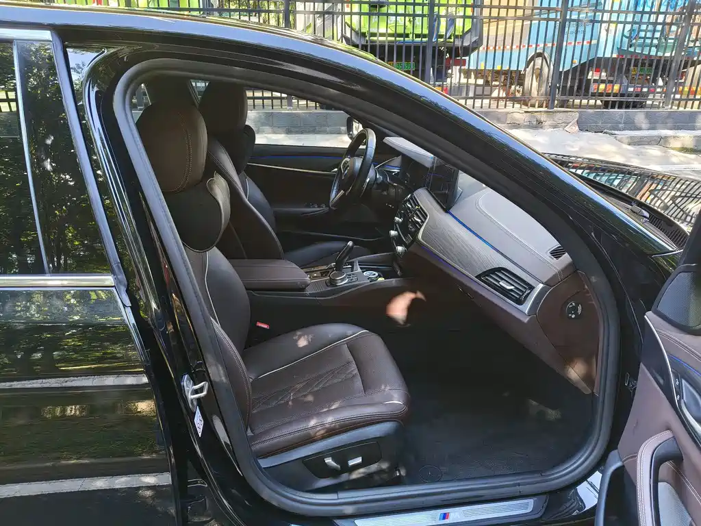 BMW 5 Series — миниатюра 13