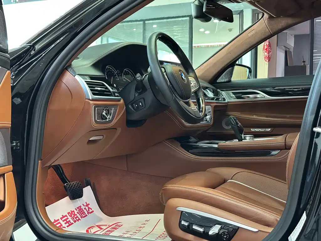 BMW 7 Series — миниатюра 7