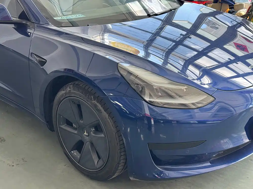 Tesla Model 3 — миниатюра 3