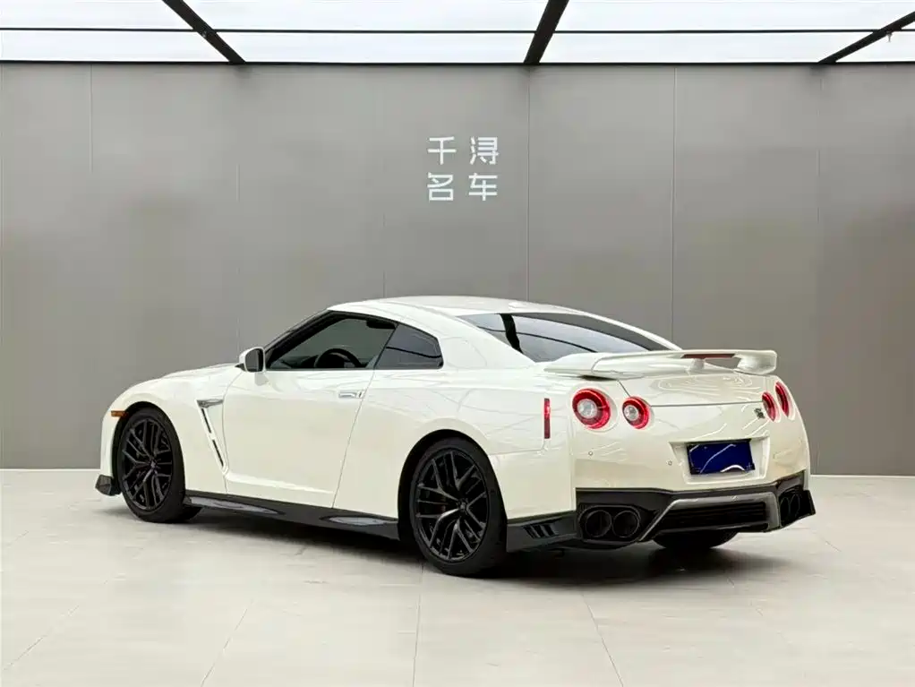 NISSAN GT R