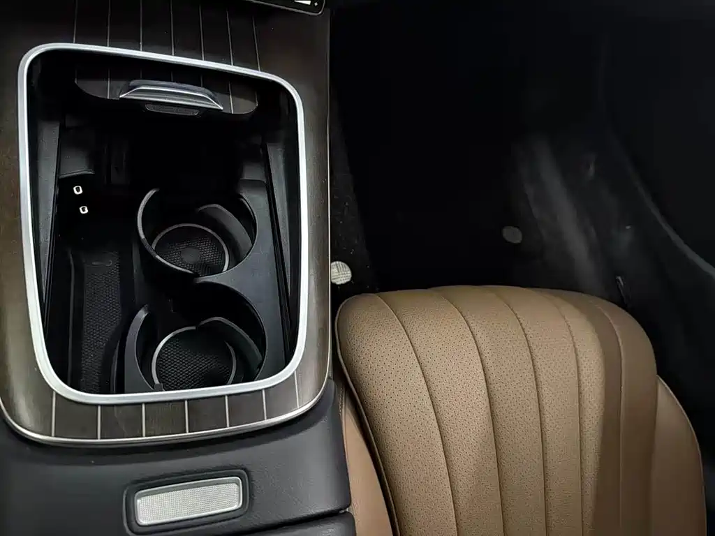 Mercedes-Benz E-Class — миниатюра 7