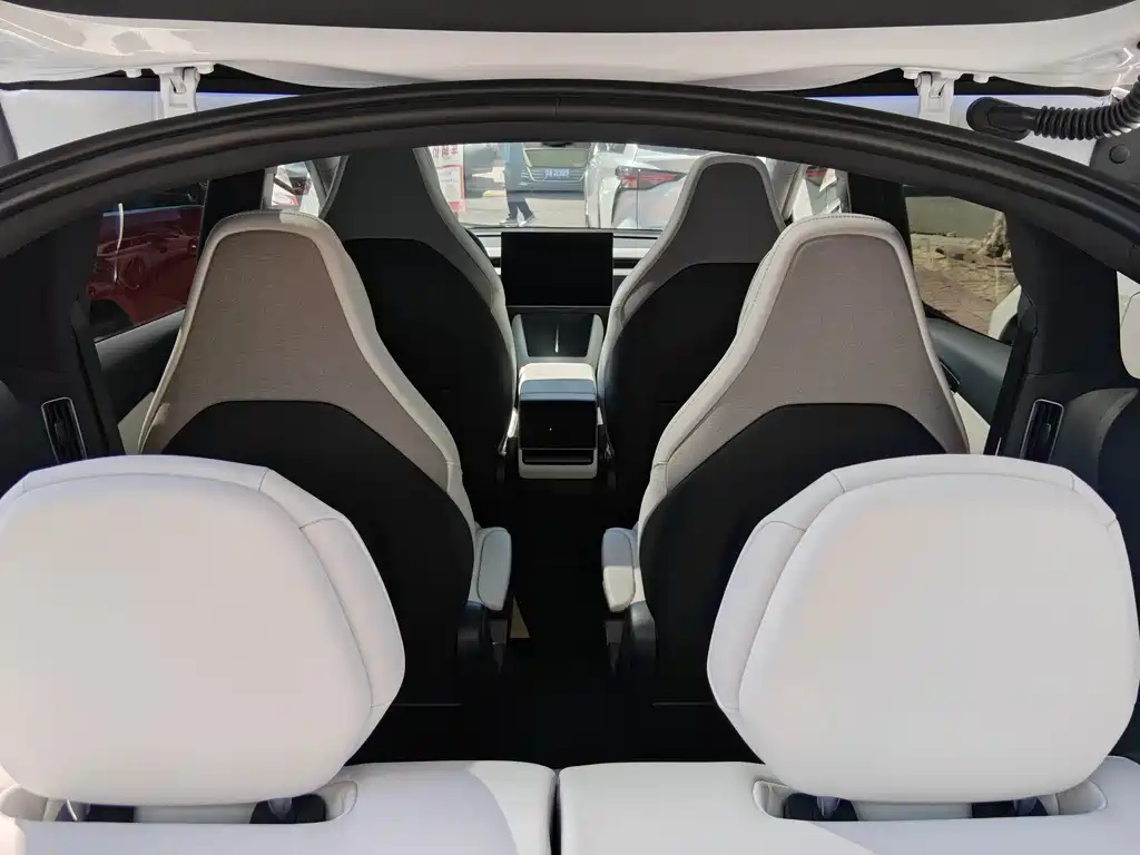 Tesla Model Y L — миниатюра 8