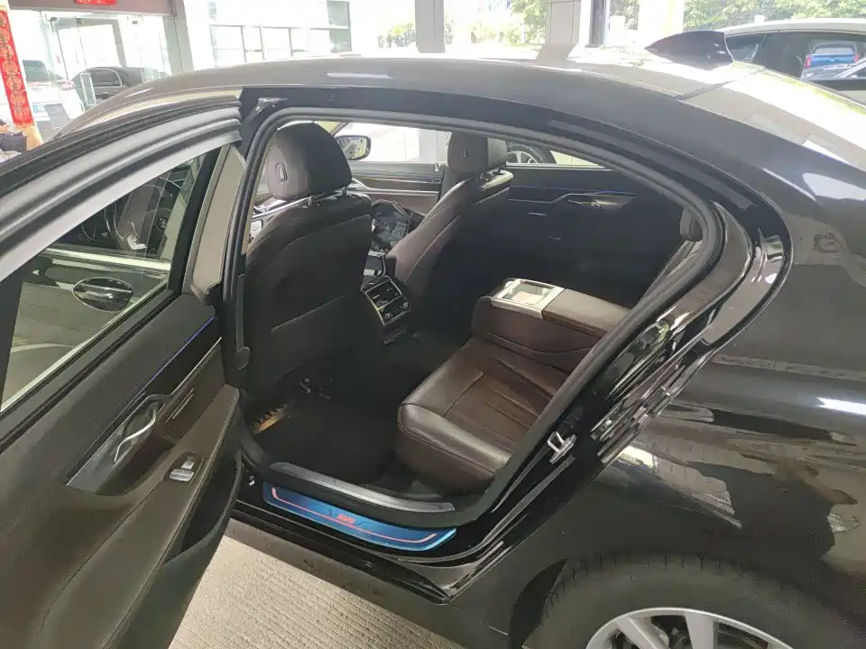 BMW 7 Series — миниатюра 8
