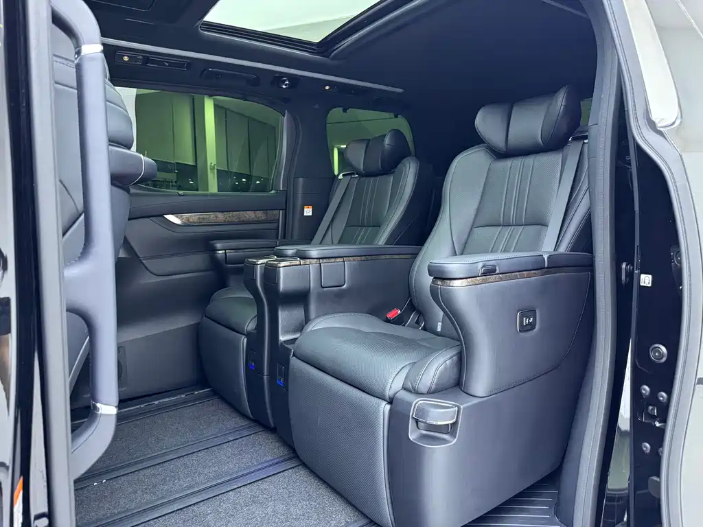 Toyota Alphard — миниатюра 5