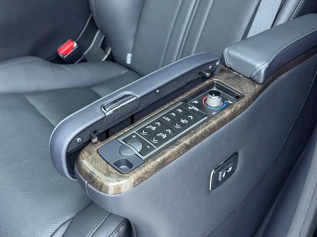 Toyota Alphard — миниатюра 7