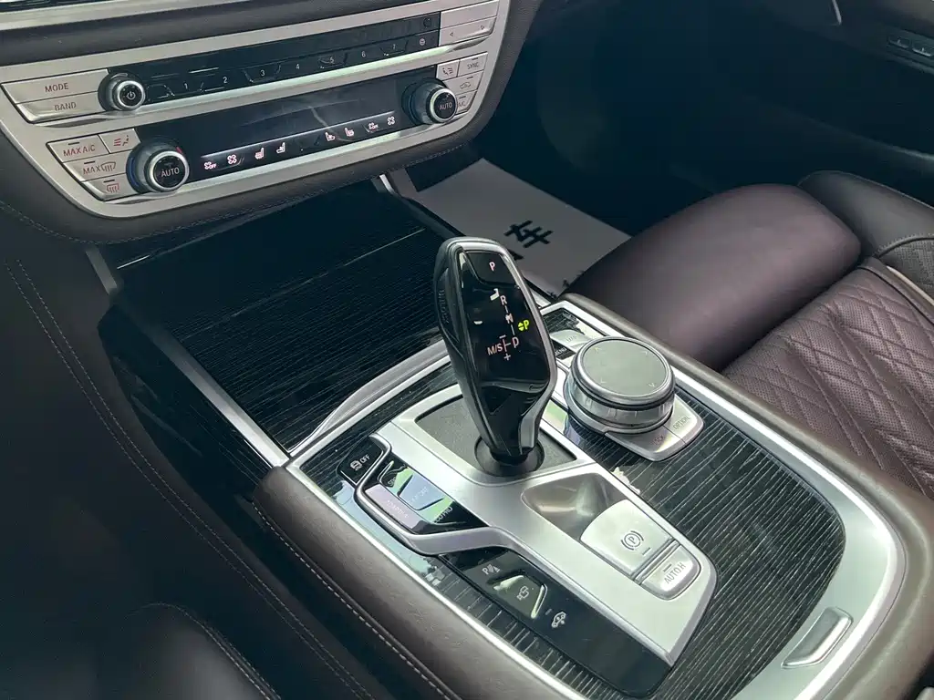 BMW 7 Series — миниатюра 5