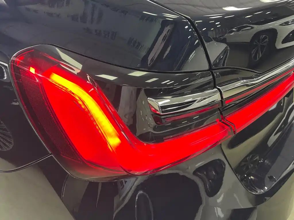 BMW 7 Series — миниатюра 12