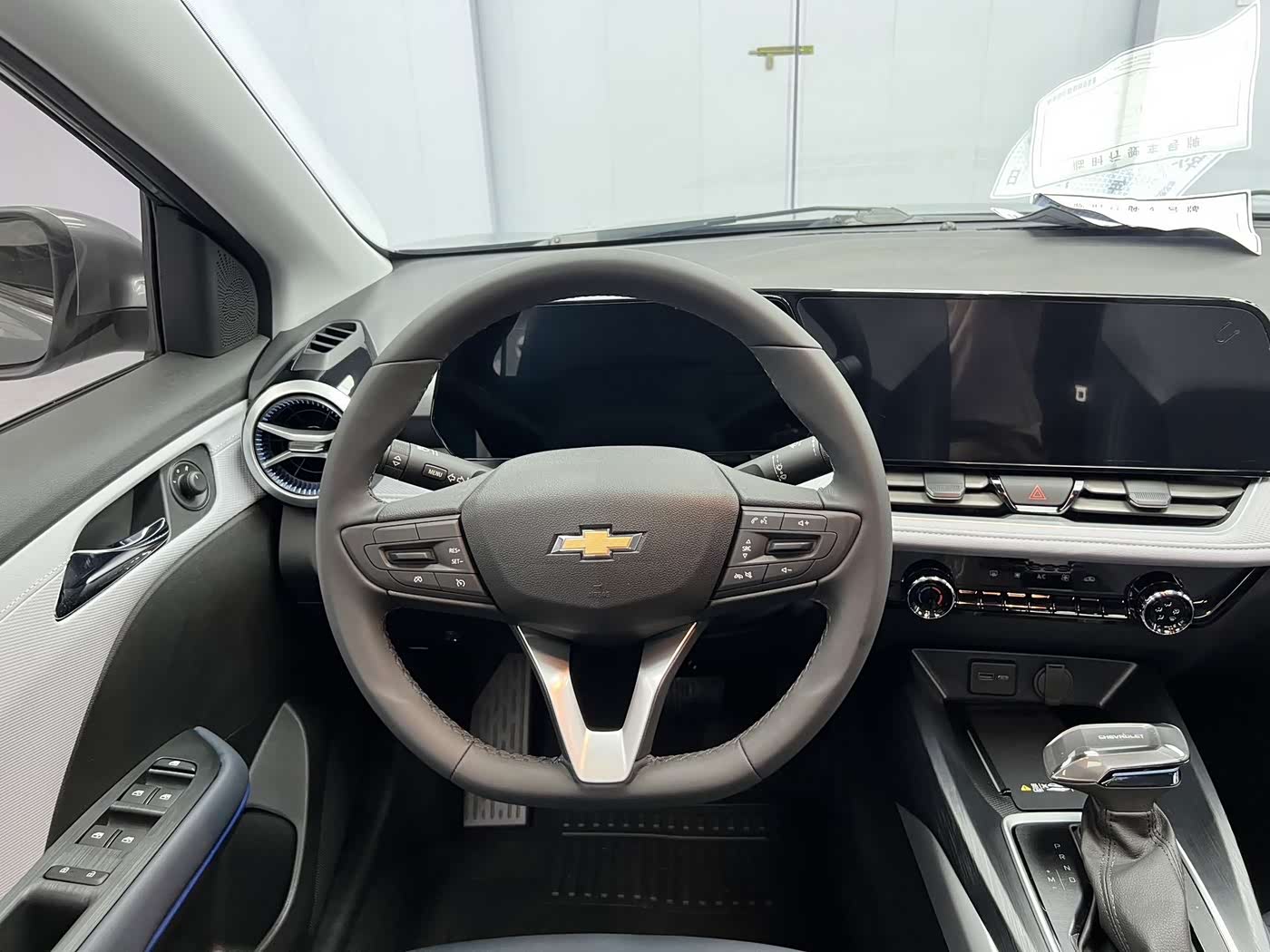 Chevrolet Monza 1.5 л 2023 г. Серебристо-серый, пробег 8000 км