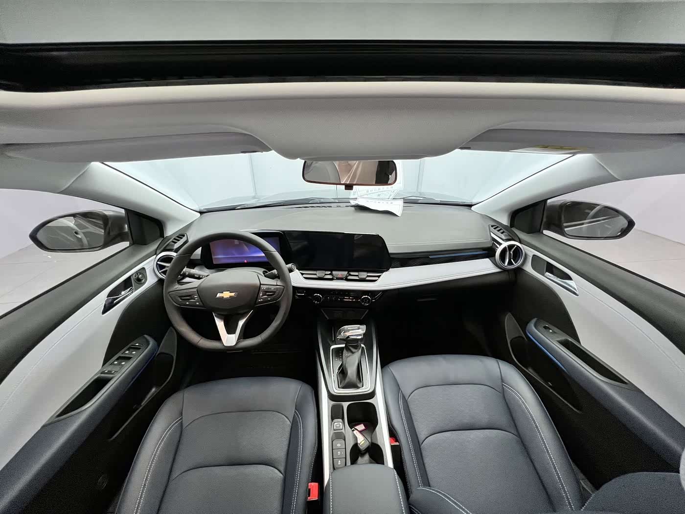 Chevrolet Monza 1.5 л 2023 г. Серебристо-серый, пробег 8000 км