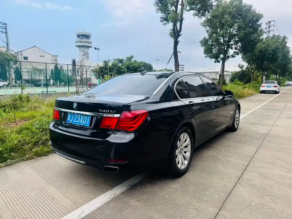 BMW 7 Series — миниатюра 5
