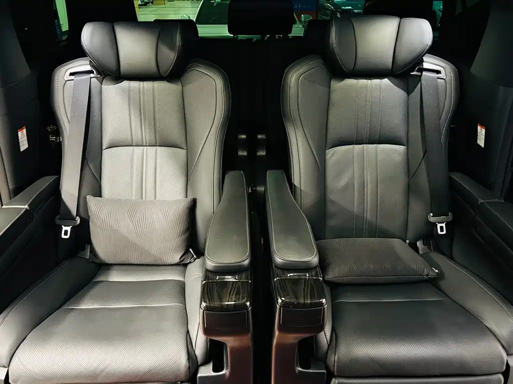 Lexus LM — миниатюра 22