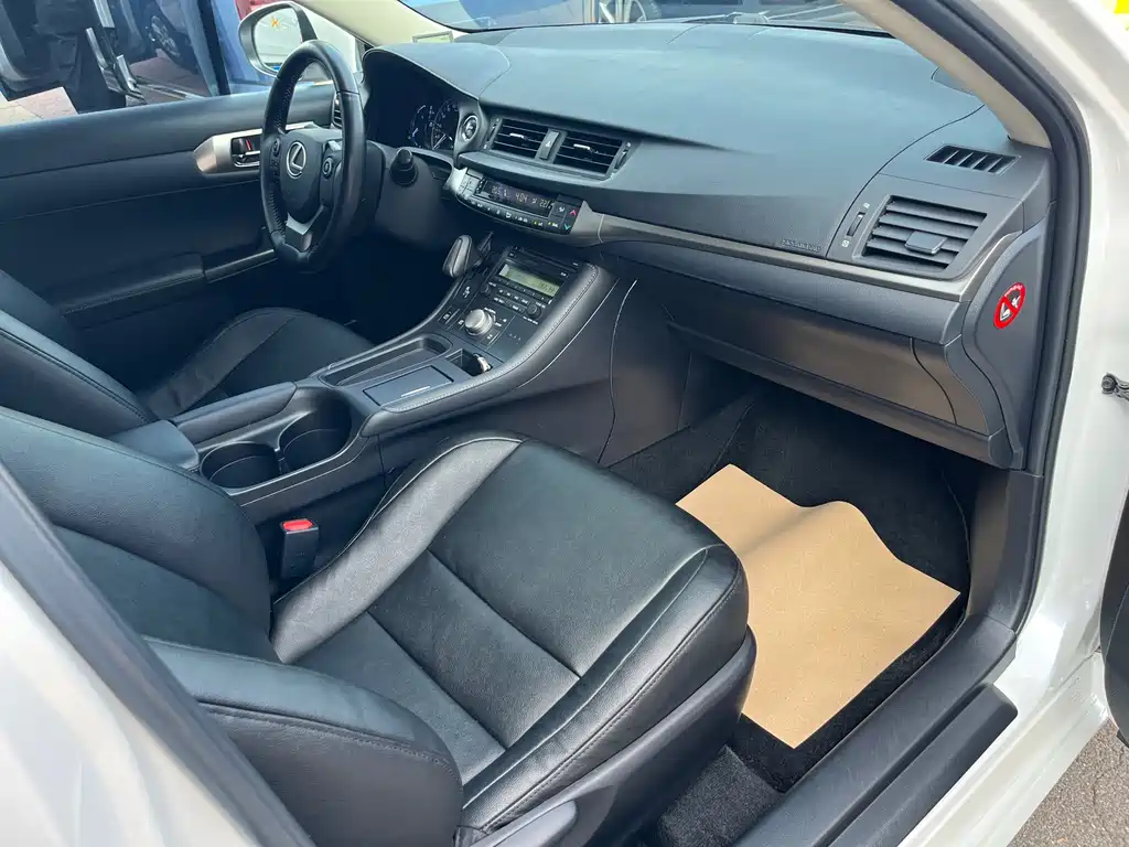 Lexus CT — миниатюра 24