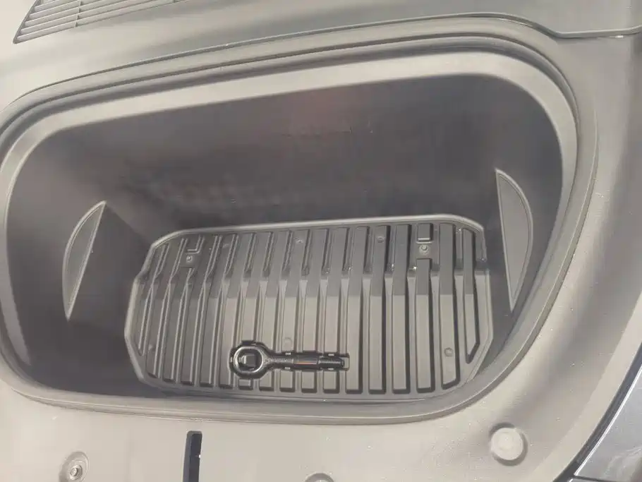 Tesla Model Y — миниатюра 10