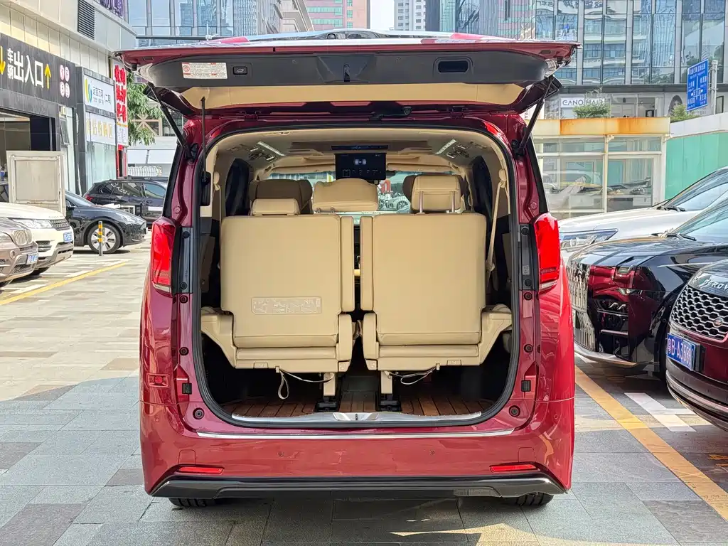 Toyota Alphard — миниатюра 22