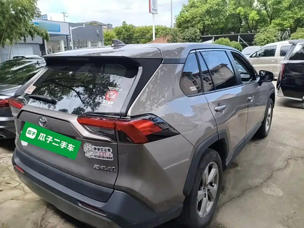 Toyota RAV4 — миниатюра 7