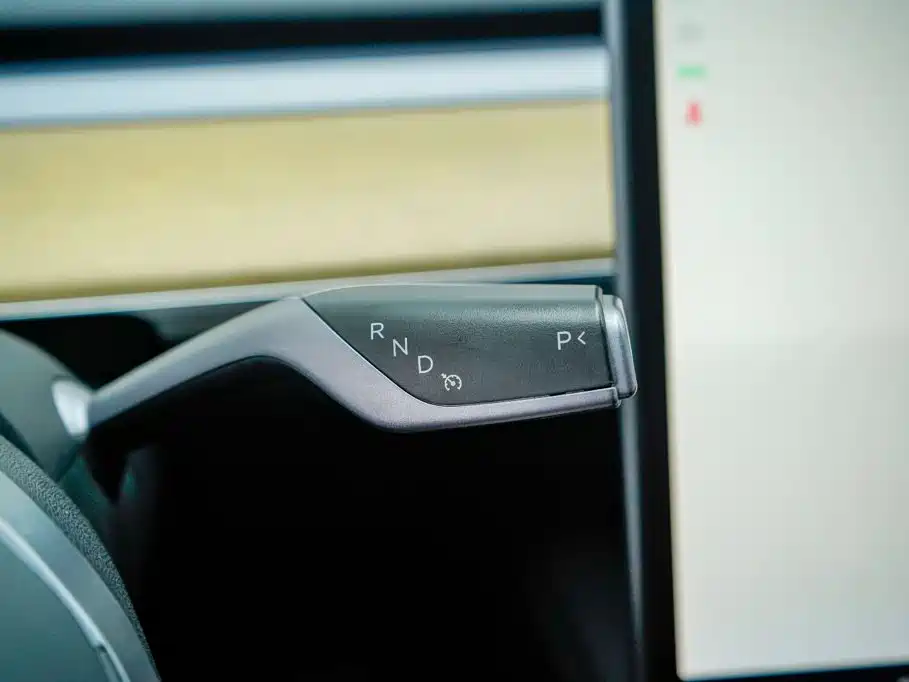 Tesla Model Y — миниатюра 18