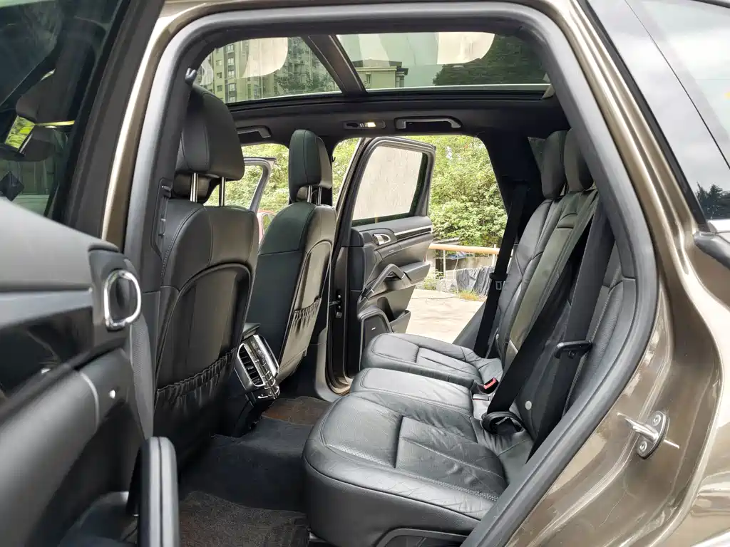 Porsche Cayenne — миниатюра 9