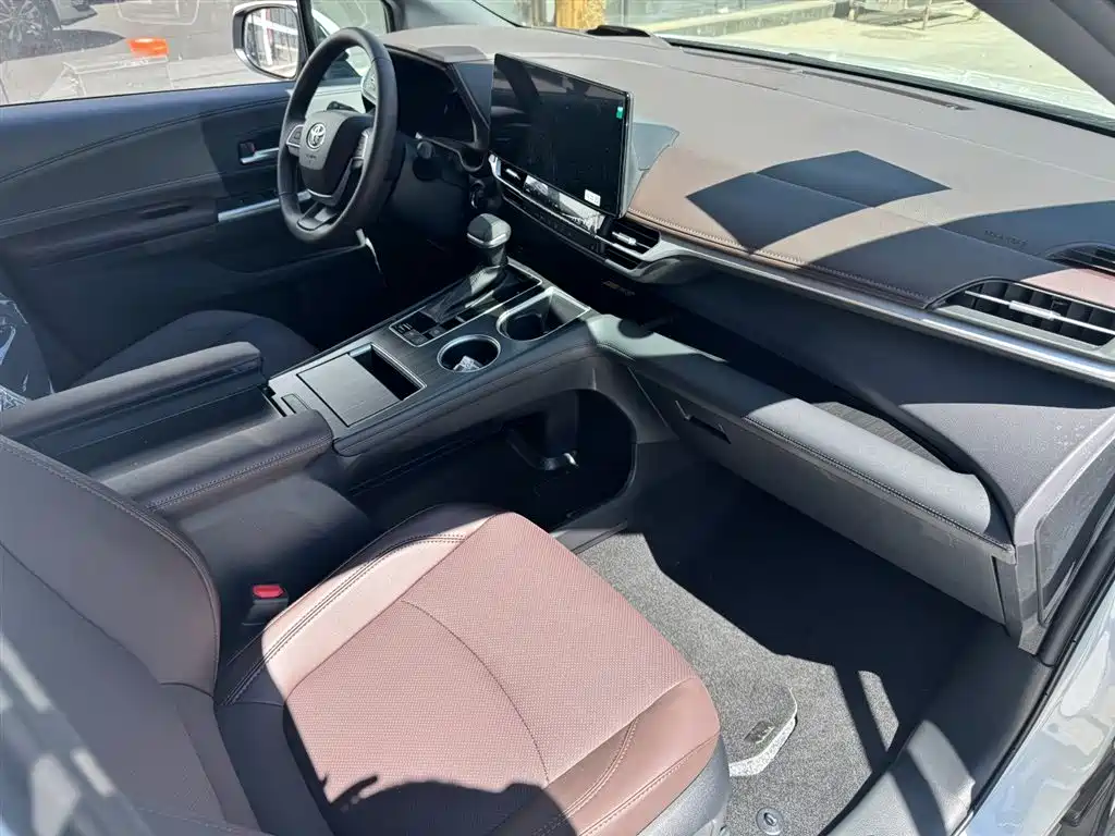 Toyota Granvia 2026 2.5L Luxury PLUS