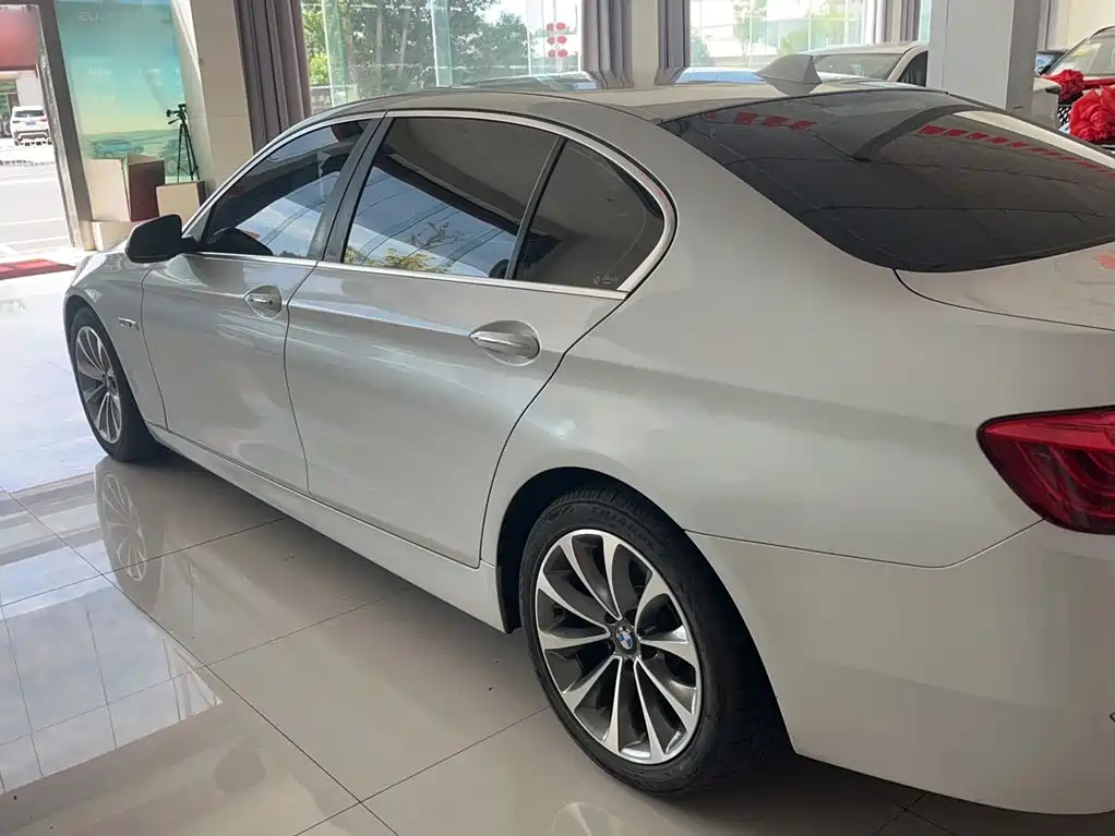 BMW 5 Series — миниатюра 10