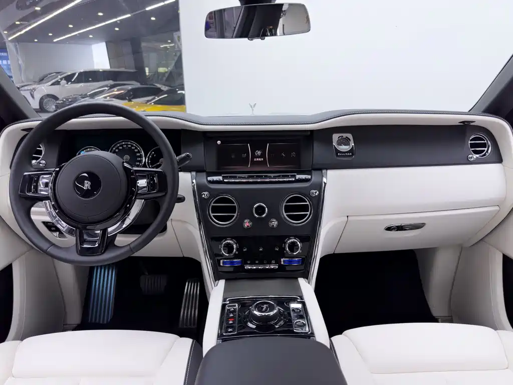 Rolls-Royce Cullinan — миниатюра 31