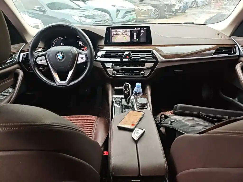 BMW 5 Series — миниатюра 10
