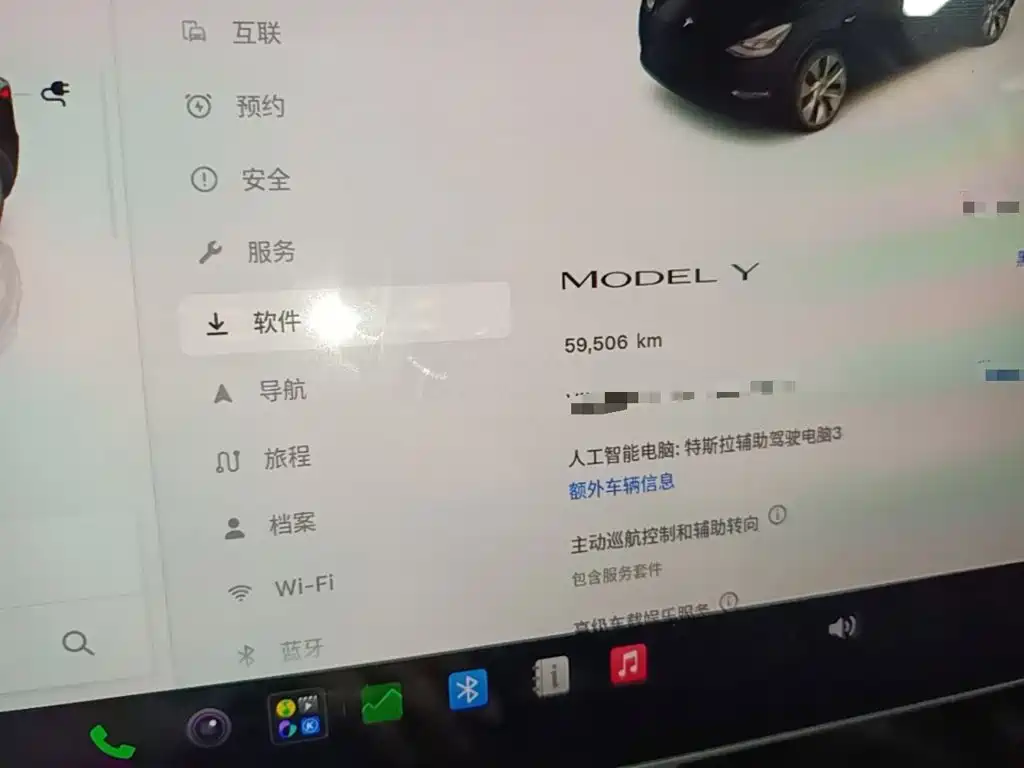 Tesla Model Y — миниатюра 12
