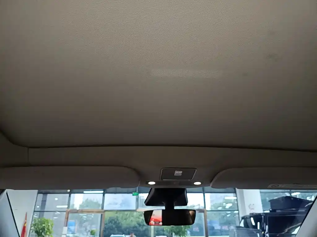 Tesla Model Y — миниатюра 18